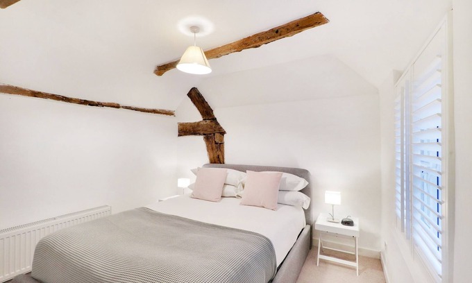 Robertsbridge House | Perfectly Presented Cottage | Pass the Keys