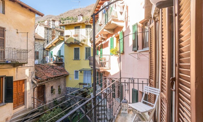 Colonno House | Period house of 125 square meters located on three floors with independent entrance (NO elevator), able to comfortably accommodate up to 6 people.The accommodation is located in the heart of Colonno, a characteristic medieval village of Lariano.The prope