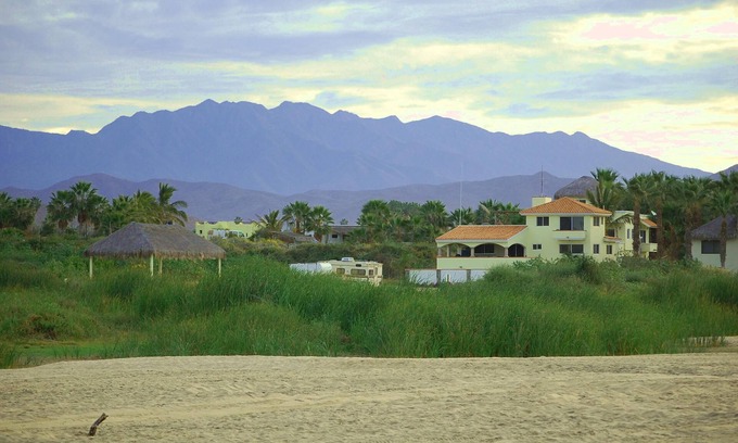 El Pescadero Villa | Pescadero Palace 5BR Guest House with Pool, Jacuzzi, Infront of Surf!