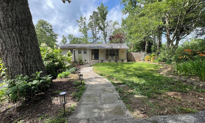 Royal Pines House | Pet friendly, 3-bedroom home, close to Asheville, WiFi & fully fenced backyard.