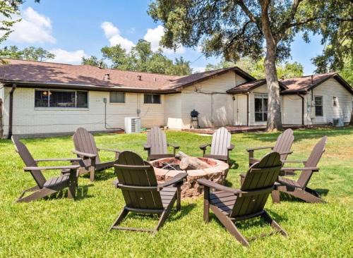 Woodson Village - Pershing House | Pet-Friendly Aggie Village - Fire Pit Games and walk to Texas AnM