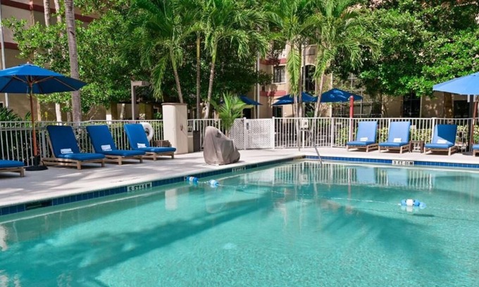Plantation House | Pet-friendly and Modern 2BR Suite w/ Kitchen! Outdoor Pool, FREE Breakfast!