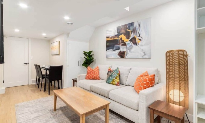 Richmond House | Pet Friendly Basement Suite w/3 Queen Beds