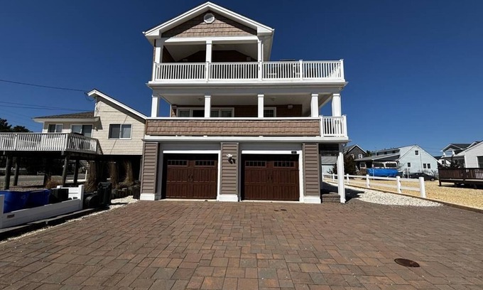 Surf City House | Pet Friendly, Bayside Surf City, Private yard, Pool, Elevator Roof Top Deck.