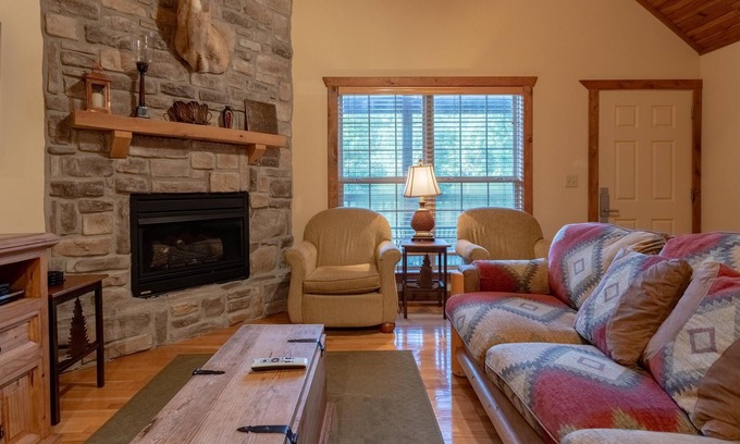 Branson West Cabin | Pet Friendly Cabin!! Near Silver Dollar City and Branson! Features a Wii!