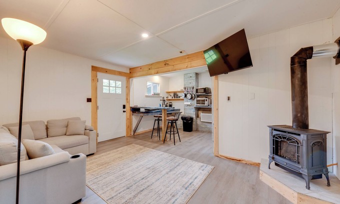 Hillsgrove Cottage | Pet-friendly Cabin w/Grill in Hillsgrove