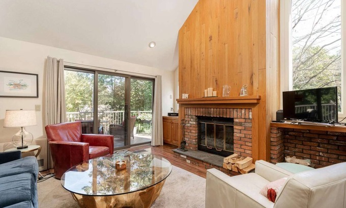 West Hartford Condo | Pet Friendly, Comm. Pool, Club - Deere Run 10A*