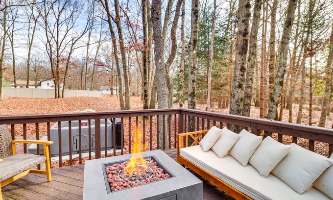 Albrightsville Cottage | Pet-Friendly Cottage in the Poconos w/Hot Tub!