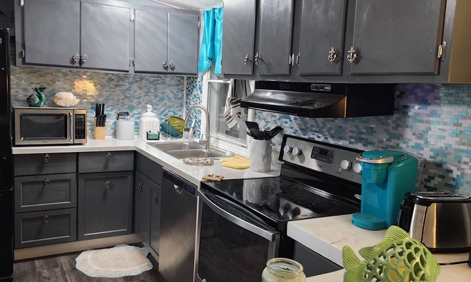 Shallotte House | Pet friendly, cozy getaway - 10 min to Holden Beach