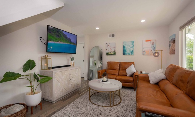 Peacock House | Pet-Friendly Entire Home in Oceanside between Beach & San Diego theme parks!
