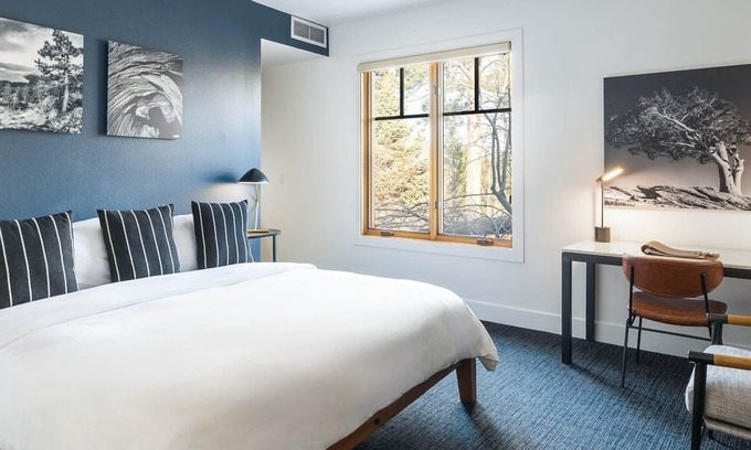 Truckee Hotel | Pet-Friendly Escape Near Lake Tahoe w/Hot Tub for Chilly Evenings - Parking