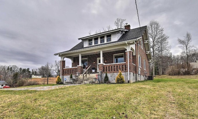 Floyd House | Pet-Friendly Floyd House with Porch - In Town!