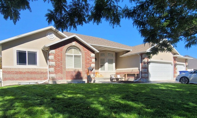 Herriman House | Pet friendly fully fenced backyard long term stay