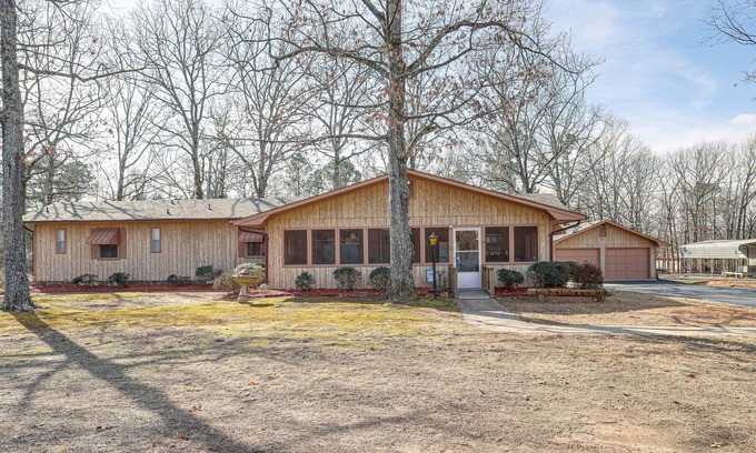 Higden House | Pet-Friendly Higden Getaway < 1 Mi to Marina!