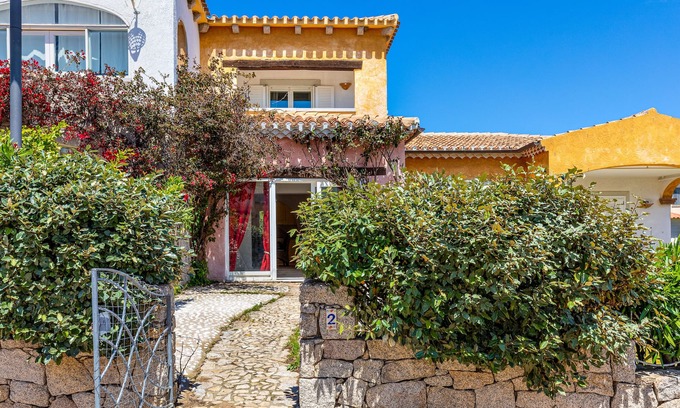 Case Peschiera-Lu Fraili House | Pet-Friendly Holiday Home Villetta Lu Fraili with Terrace