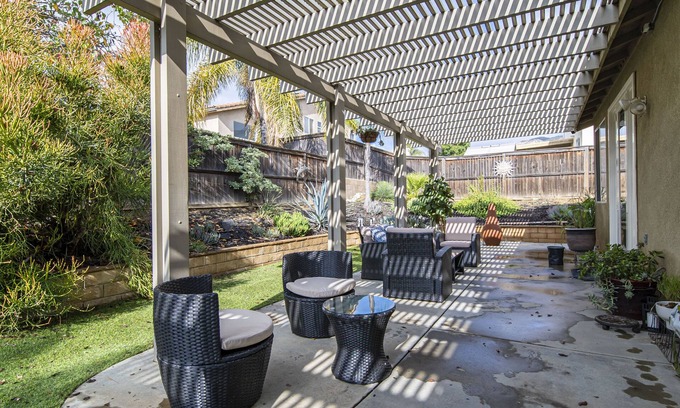 Moreno Valley House | Pet-friendly home w/WFH set ups, 5 Smart TVs, perfect for month-month stays!