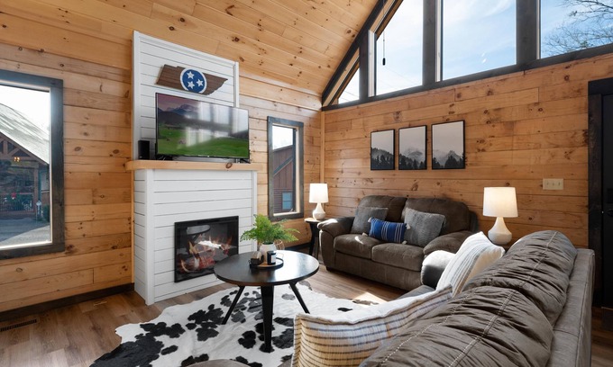 Sevierville Cabin | Pet Friendly | Hot Tub & Arcade Game Zone HGTV Property!