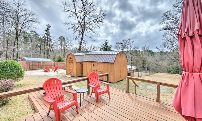 Jefferson House | Pet-Friendly Jefferson Retreat Less Than 1 Mi to Lake!