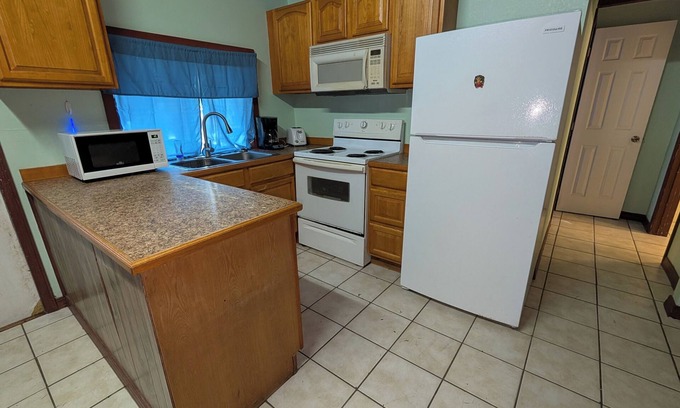 Coushatta Cabin | Pet friendly Lakeview cabin with fishing area near Coushatta La.