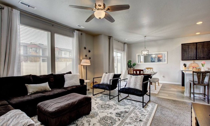 Meridian House | Pet Friendly ~ Modern Home W/Parks Freeway & Shops