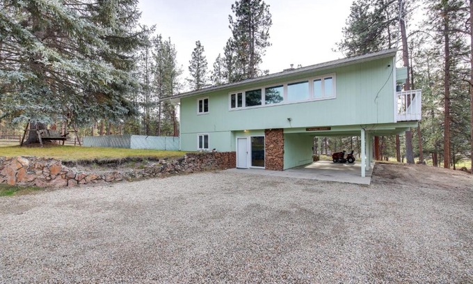 Stevensville House | Pet-Friendly Montana Abode with Balcony and Fireplace!