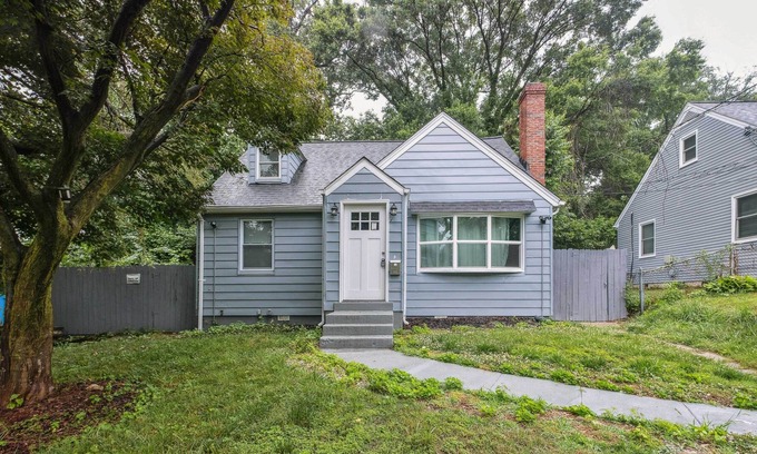 Mount Rainier House | Pet-Friendly Mount Rainier Home w/ Gas Grill!