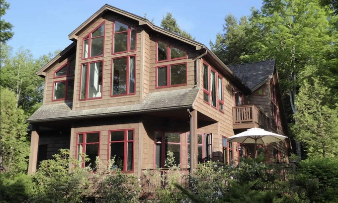 Purgatory House | Pet-Friendly, Peaceful 3-Bedroom Vacation Home on Cobboseecontee Lake