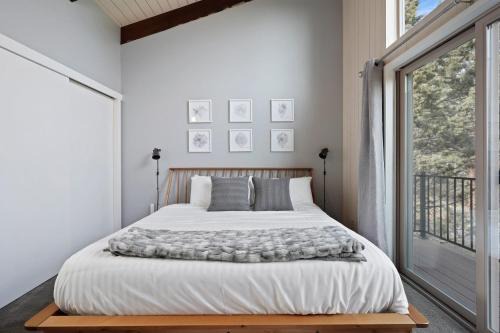 Bend House | Pet Friendly Pine Knoll Home