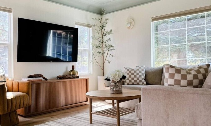 Garden City House | Pet Friendly-Private Hot tub! Fresh Remodel! Arcades! Grass Yard! Walk 2 Lake!