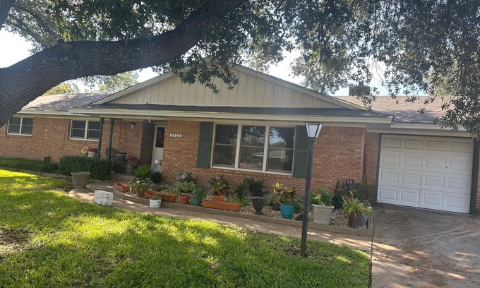 Temple House | PET FRIENDLY QUIET NEIGHBORHOOD!