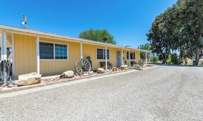 Paso Robles House | Pet Friendly Ranch with Fire Pit, BBQ and Pool!