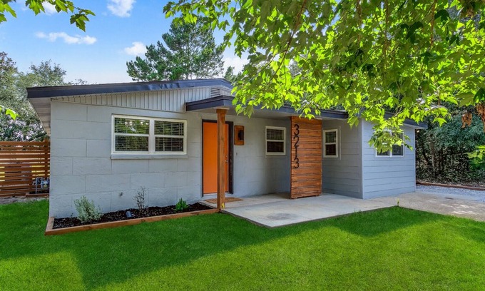 Gulf Breeze House | Pet-Friendly Retreat | Near Beaches | Spacious Yard