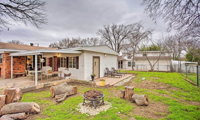 Fort Worth House | Pet-Friendly River District Home w/Fenced Yard