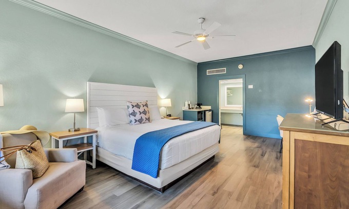 Crystal Beach Hotel | Pet Friendly Room Available at Hotel Just Steps from the Beach!*