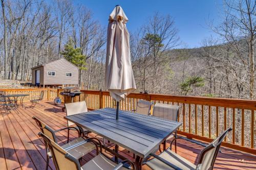 Shenandoah House | Pet-Friendly Shenandoah Cabin with Fire Pit and Grill!