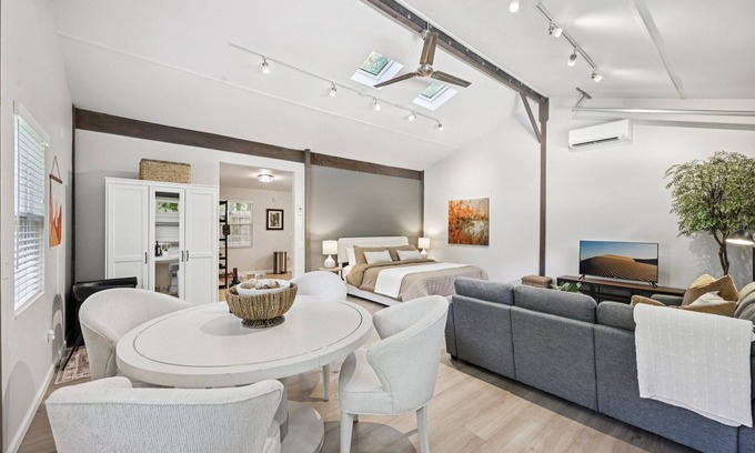 Mandarin House | Pet Friendly Studio with Tons of 5 Star Reviews
