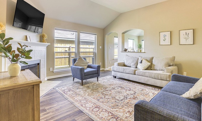 Bryan Cottage | Pet-friendly Texas Retreat w/Fenced-in Yard!