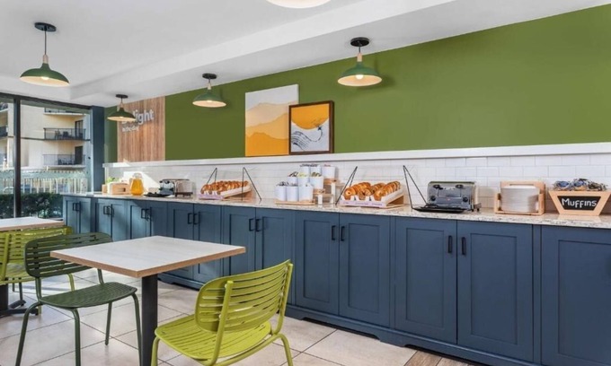 Hilton Head Island Hotel | Pet Friendly Queen Stay! 2 Units with Parking and Pool Access Near Beach Park!