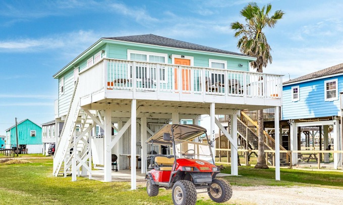 Surfside Beach Cottage | Pet Friendly - Walk to the warm October Waters of the Gulf, Cozy Home