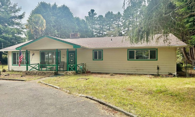 Crescent City House | Pet lovers retreat - spacious, 3 bedroom home in the redwoods by Lake Earl.