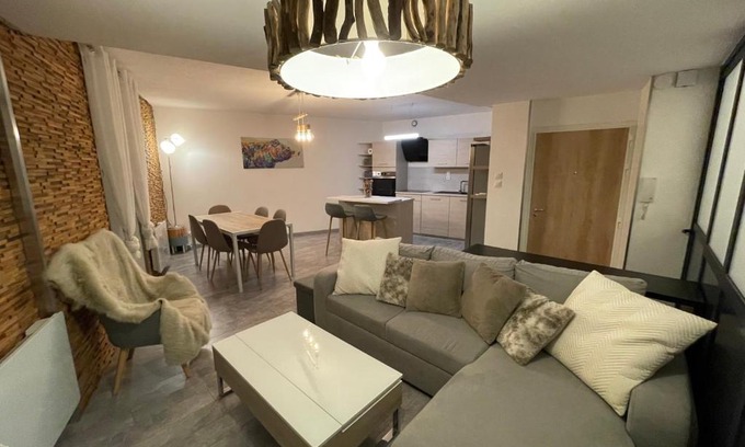 Voiron Apartment | Petit bois moderne