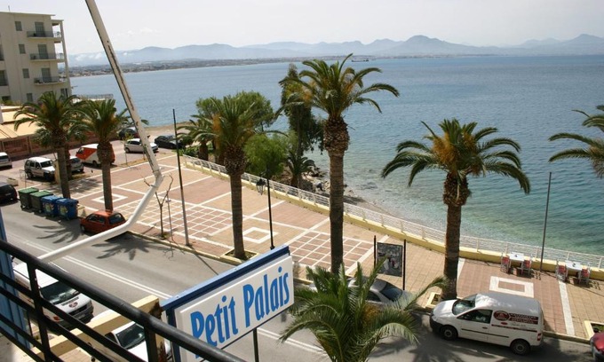 Loutraki-Agioi Theodoroi Hotel | Petit Palais Hotel