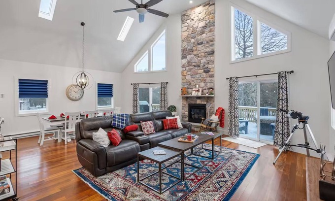 Albrightsville House | Petrarch Pines Chalet – Modern Retreat w/Hot Tub + Year-Round Activities
