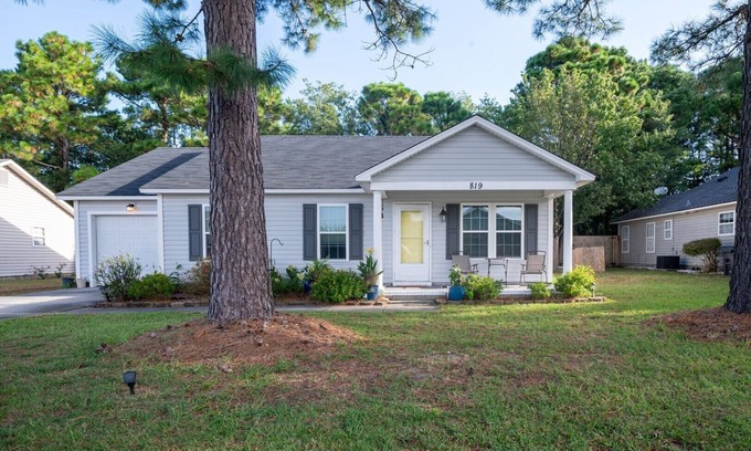 Silver Lake House | Pets Allowed 20 minutes from the beach