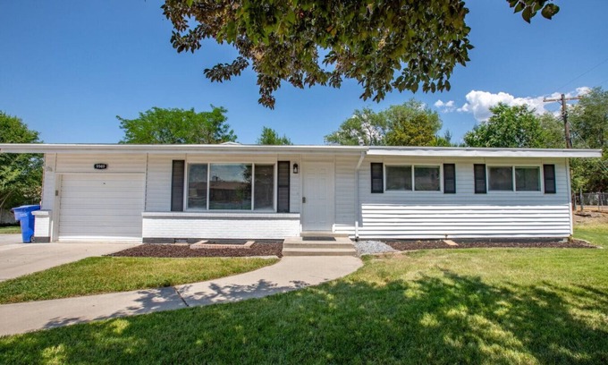 White City Apartment | PETS|Long Stays|Modern 3BD Relaxation Home
