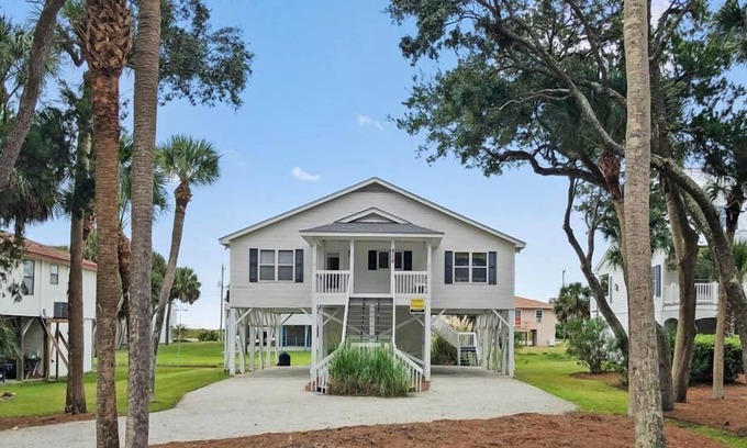 Edisto Island House | Petty House | Partial Ocean Views | Walk to Beach & Town | Sleeps 8
