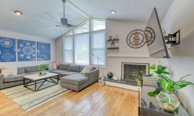 Capitol View House | Pewter Palace - Modern Bungalow with Free Parking