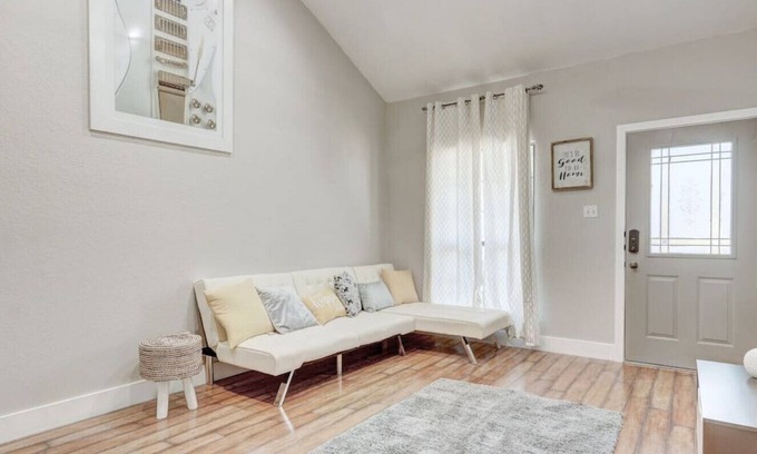 Pflugerville House | Pflugerville/Round Rock/Sleeps 10 Guests