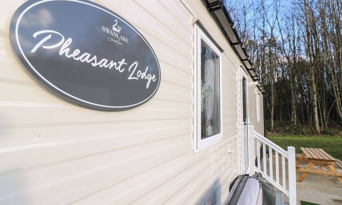 Swannington Cottage | PHEASANT LODGE, family friendly, with hot tub in Coalville