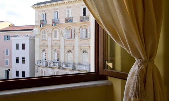 Santa Caterina House | Piazza Azuni 18 Guesthouse